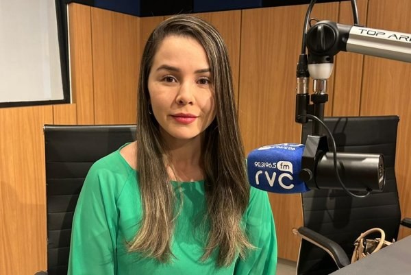 Jéssica Nunes em entrevista na RVC FM, em Goianésia/GO